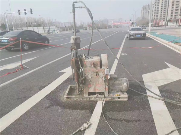 五龙口镇公路路面下沉沉降开裂注浆加固施工